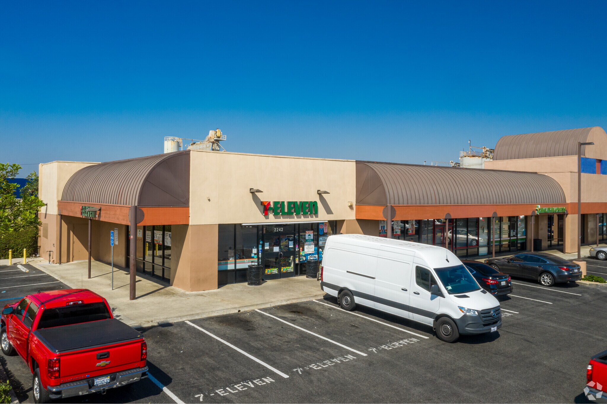 2214-2222 S Grand Ave, Santa Ana, CA à louer Photo de l’immeuble– Image 1 sur 12