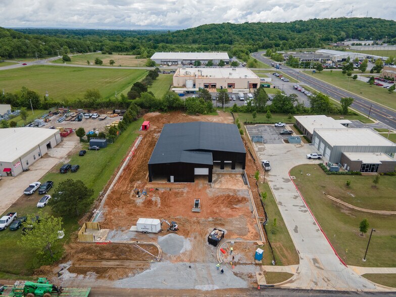 595 Kawneer dr, Springdale, AR à louer - Photo de l’immeuble – Image 2 sur 14