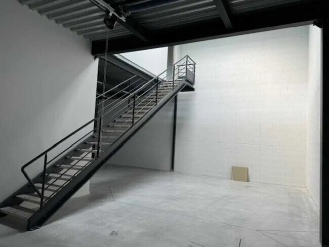 Plus de détails pour 84 Avenue De La Poterie, La Tour-de-Salvagny - Local d’activités à vendre