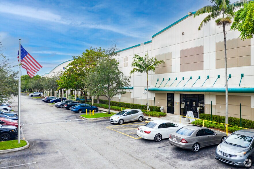 13900 NW 2nd St, Sunrise, FL à louer - Photo principale – Image 1 sur 6