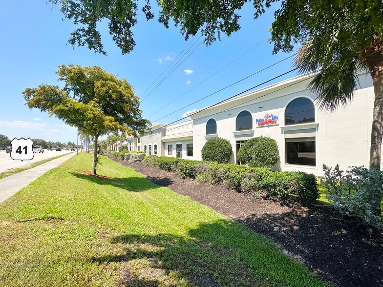 27180 Bay Landing Dr, Bonita Springs, FL à louer - Photo de l’immeuble – Image 3 sur 9