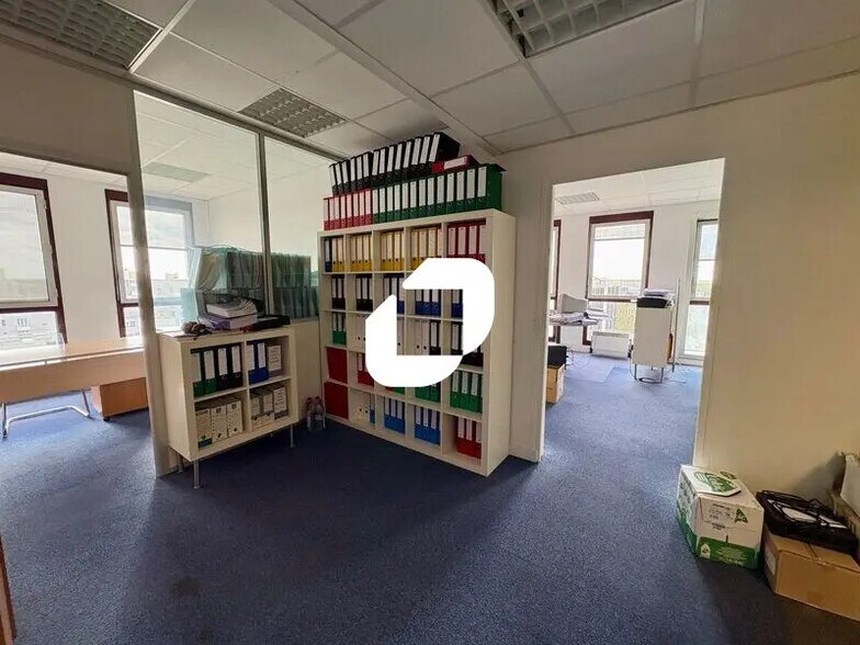 Bureau dans Montigny-le-Bretonneux à louer - Photo intérieure – Image 2 sur 12