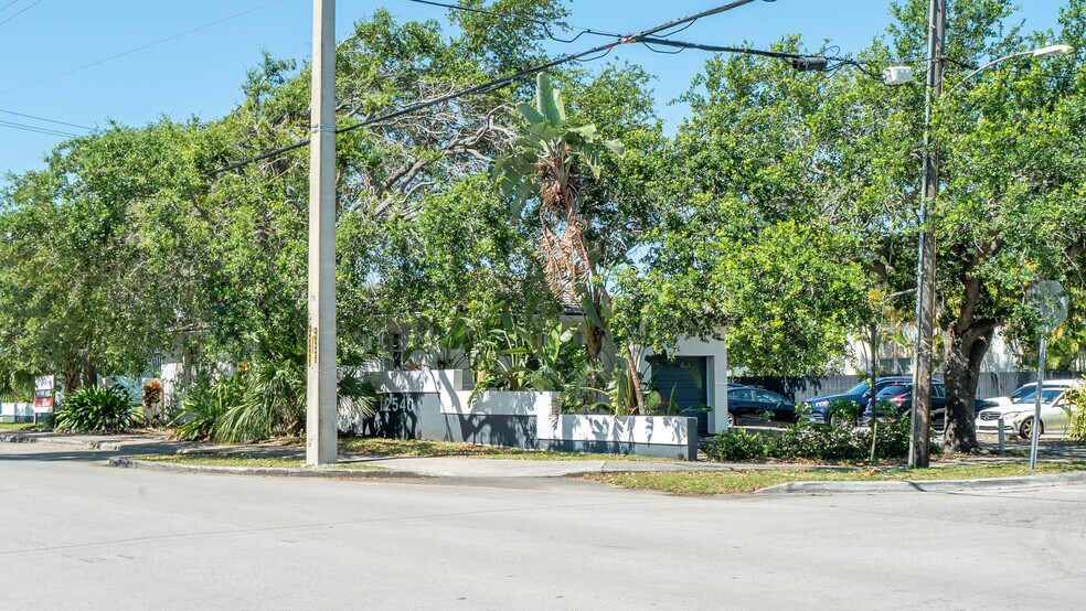 12540 NE 8th Ave, Miami, FL à louer - Photo de l’immeuble – Image 3 sur 17