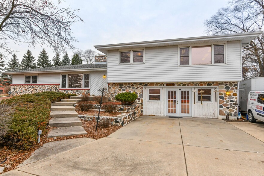 9609 W Loomis Rd, Franklin, WI à vendre - Photo principale – Image 1 sur 19