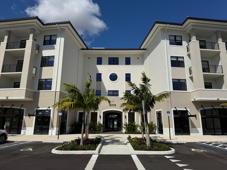 8205 Commerce Way, Miami Lakes, FL à louer - Photo de l’immeuble – Image 3 sur 4