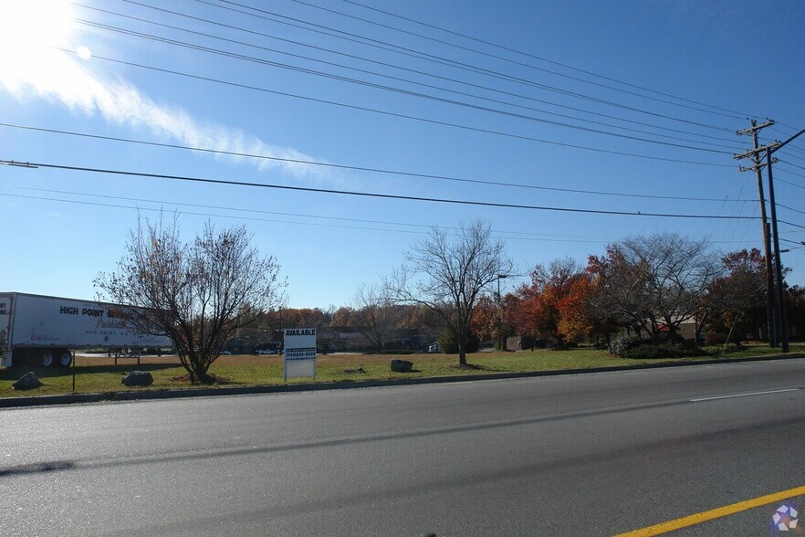 Sunset Rd, Charlotte, NC à vendre - Photo principale – Image 1 sur 8