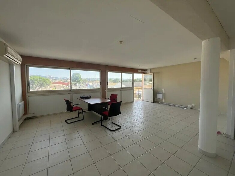 Bureau dans Saint-Rémy-de-Provence à louer - Photo de l’immeuble – Image 2 sur 4