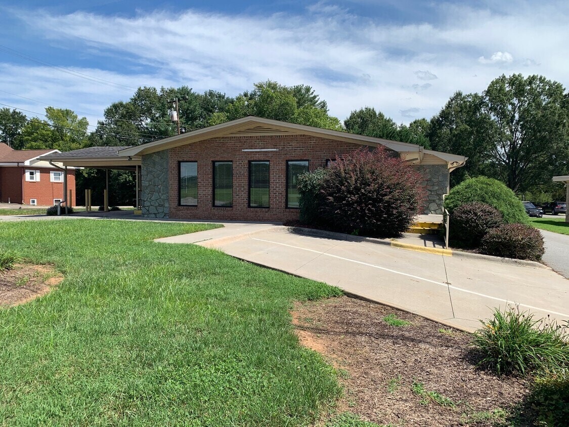 256 Hospital St, Mocksville, NC à louer Photo de l’immeuble– Image 1 sur 9