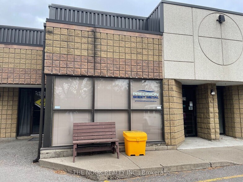 1621 Mcewen Dr, Whitby, ON à louer - Photo principale – Image 1 sur 3