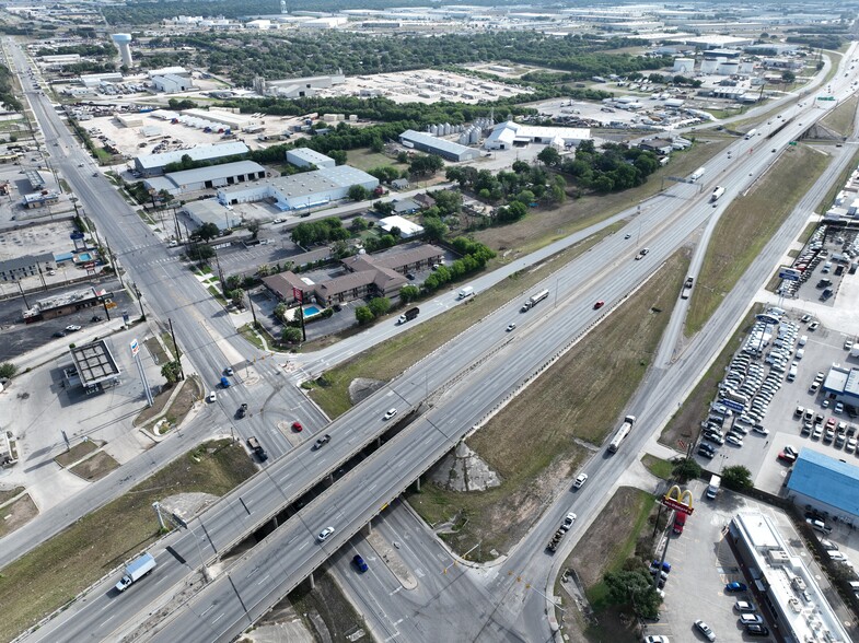 138 N. W. W. White Rd, San Antonio, TX à vendre - Photo de l’immeuble – Image 1 sur 25