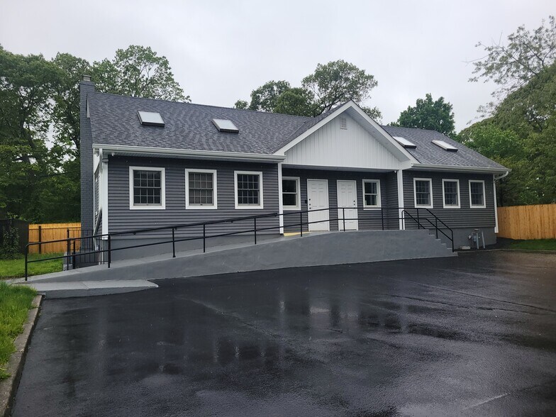 360 Hawkins Ave, Ronkonkoma, NY à louer - Photo de l’immeuble – Image 3 sur 20