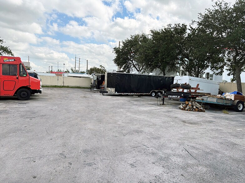 519 NE 43rd St, Oakland Park, FL à louer - Photo de l’immeuble – Image 2 sur 6