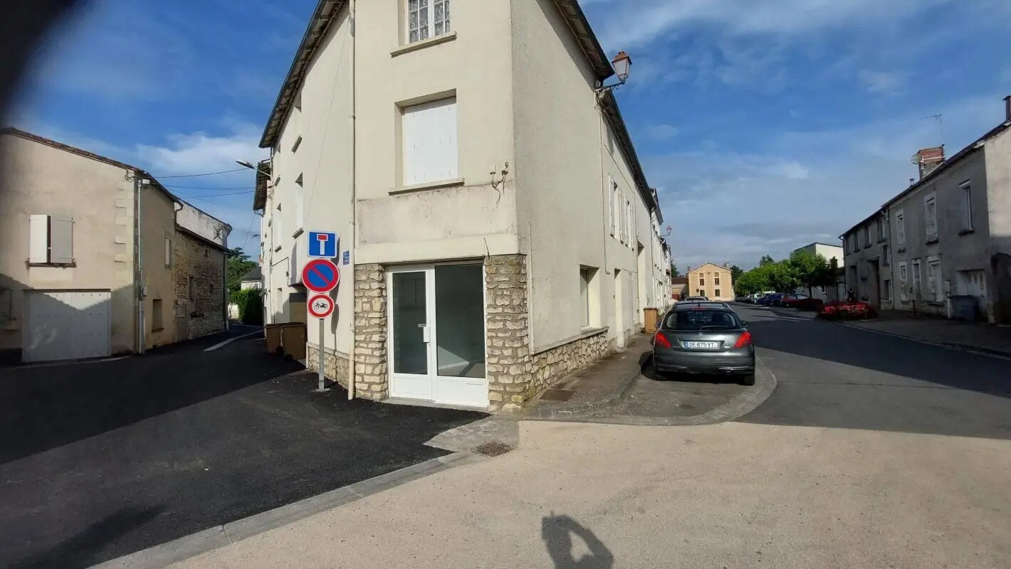 Local commercial dans VENDEUVRE-DU-POITOU à louer Photo de l’immeuble– Image 1 sur 7