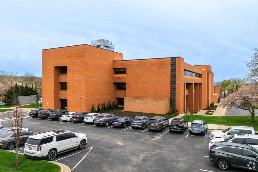 3315 N Oak Tfwy, Kansas City, MO à louer - Photo de l’immeuble – Image 3 sur 10
