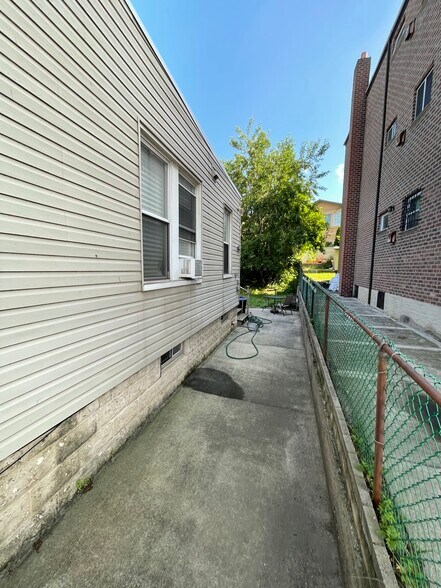4319 Astoria Blvd, Long Island City, NY à vendre - Photo de l’immeuble – Image 3 sur 4