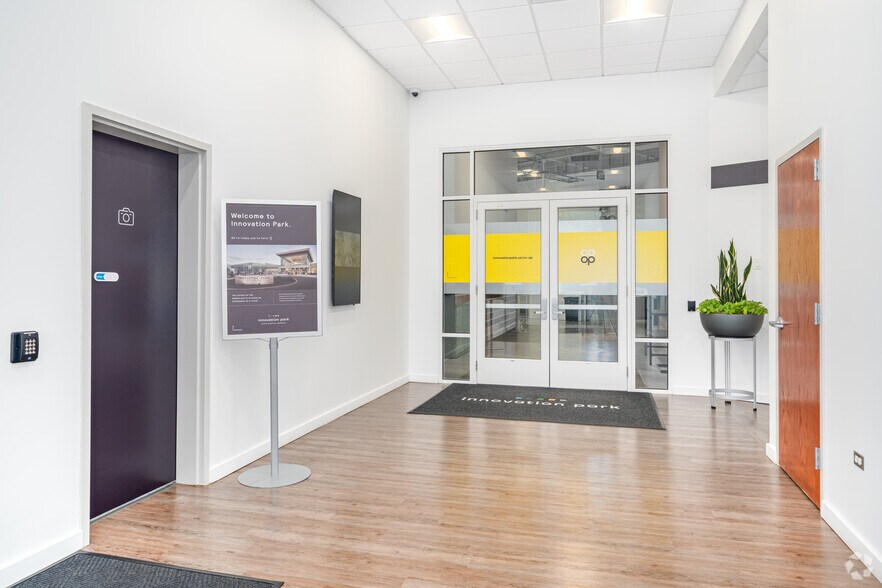 1930 Innovation Way, Libertyville, IL à louer - Hall d’entrée – Image 3 sur 49