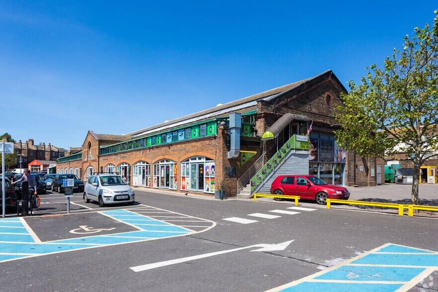 Station Para, Eastbourne à louer - Photo de l’immeuble – Image 2 sur 3