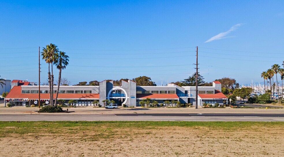 3639 E Harbor Blvd, Ventura, CA à louer - Photo de l’immeuble – Image 1 sur 20