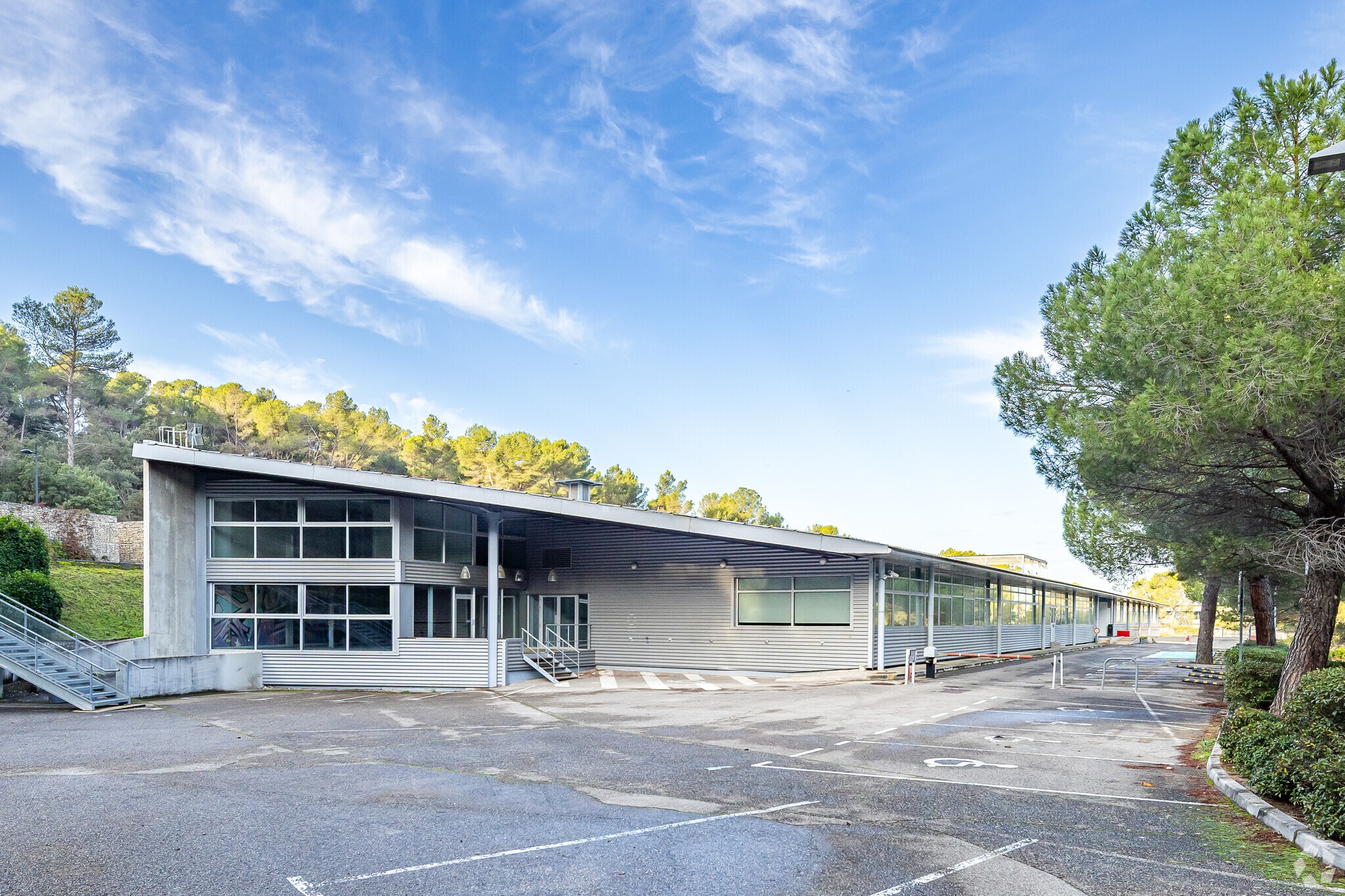 430 Rue Pierre Simon Laplace, Aix-en-Provence à louer Photo principale– Image 1 sur 3