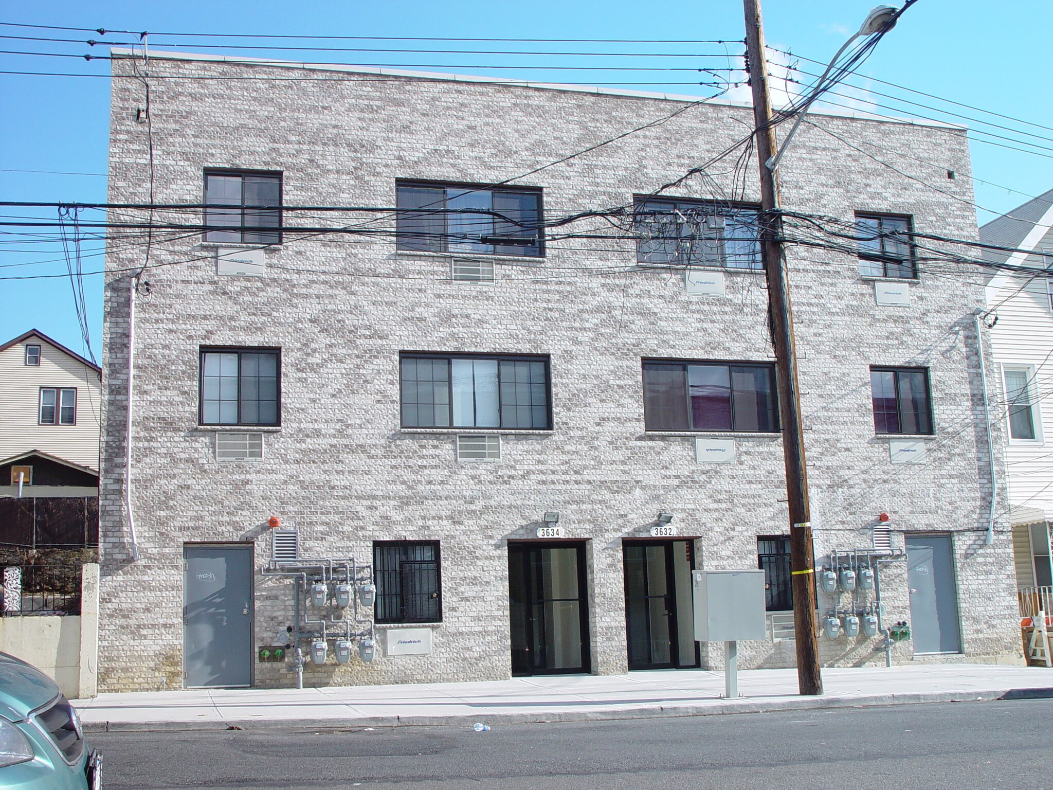 3634 Olinville Ave, Bronx, NY à vendre Photo principale– Image 1 sur 5