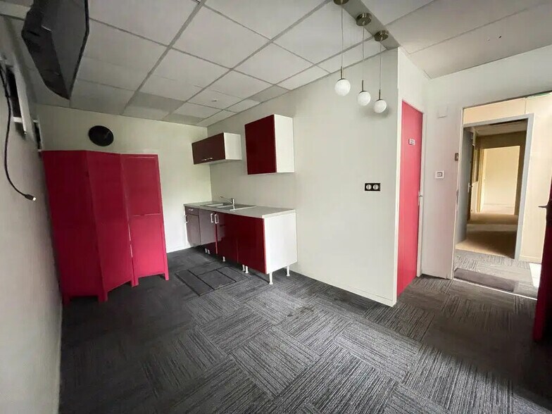 Local d'activités dans Les Mureaux à vendre - Photo de l’immeuble – Image 3 sur 6