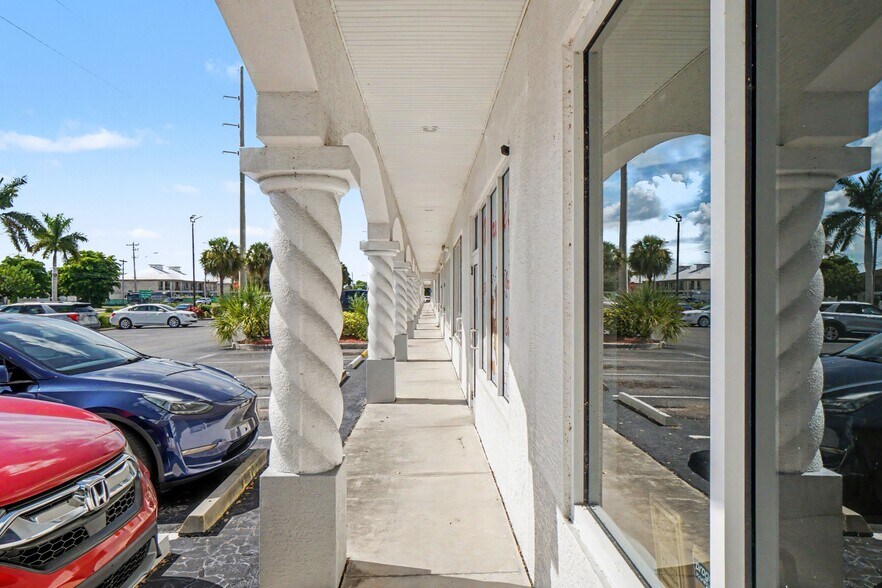 3028 Santa Barbara Blvd, Cape Coral, FL à louer - Photo de l’immeuble – Image 3 sur 33