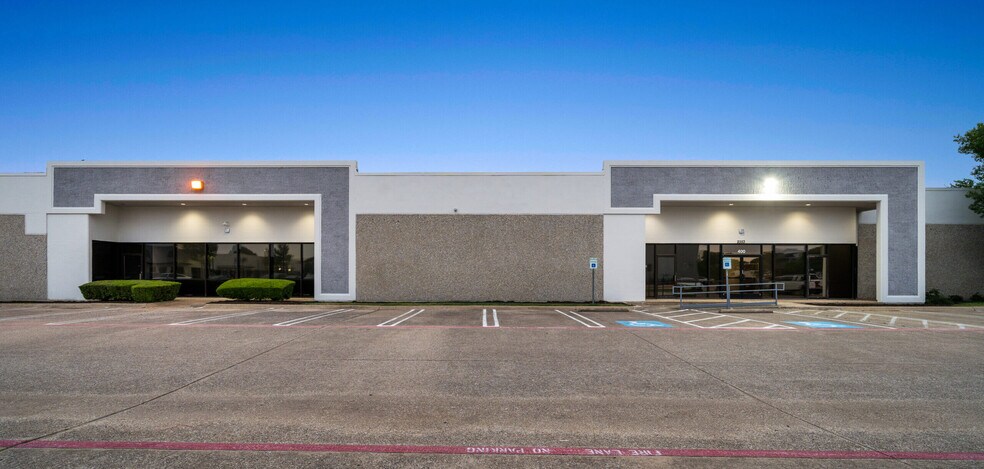 2553 Summit Ave, Plano, TX à louer - Photo de l’immeuble – Image 3 sur 8