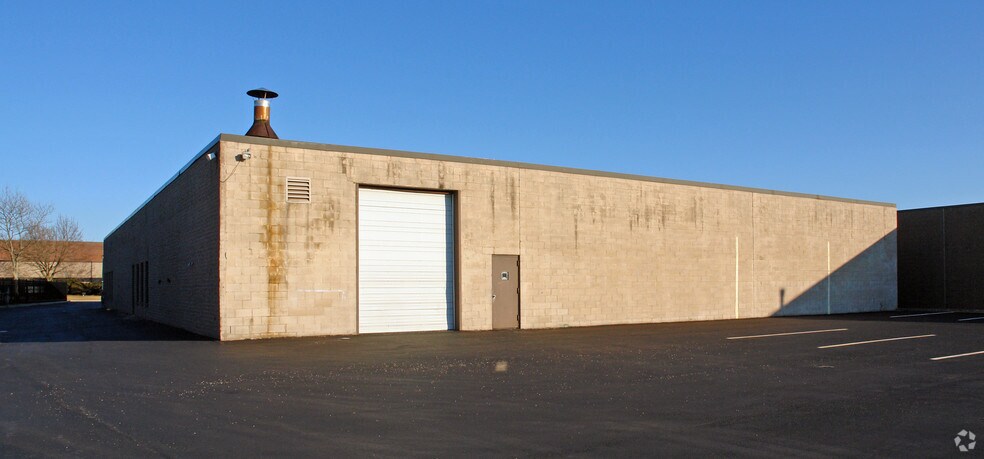 12 Burt Dr, Deer Park, NY à louer - Photo de l’immeuble – Image 2 sur 7