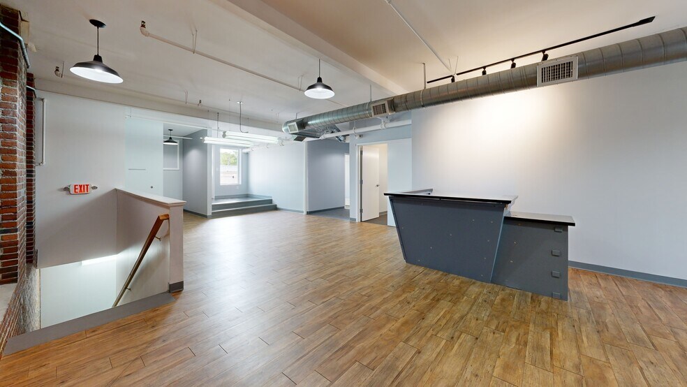 19-23 S Broadway, Salem, NH à louer - Numérisation 3D Matterport – Image 1 sur 9