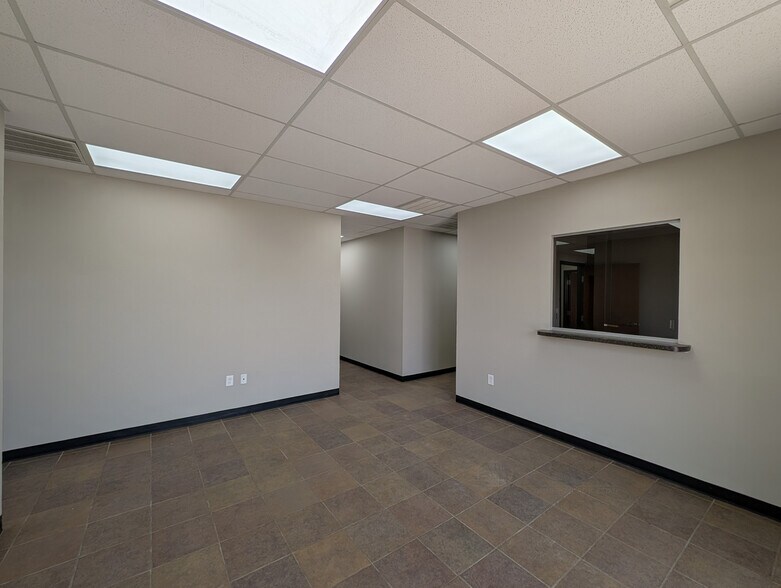 2807 S County Road 1242, Midland, TX à louer - Photo de l’immeuble – Image 2 sur 9