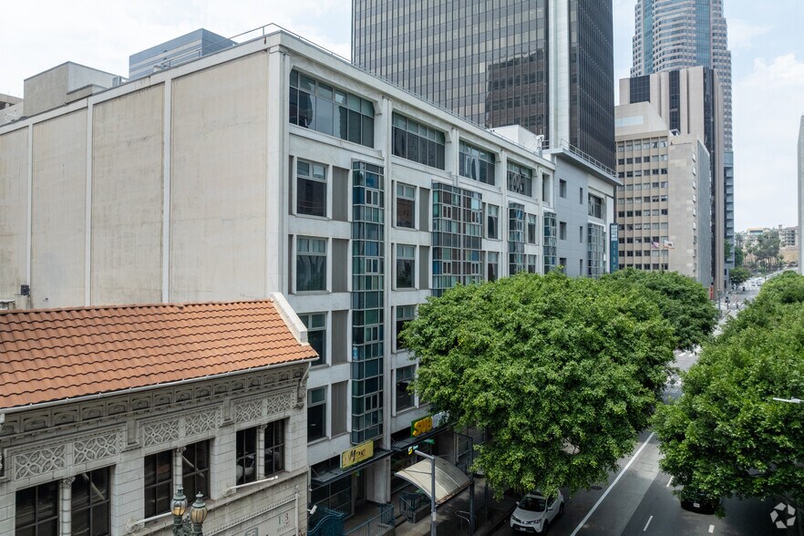 630 W 6th St, Los Angeles, CA à louer - Photo de l’immeuble – Image 3 sur 6