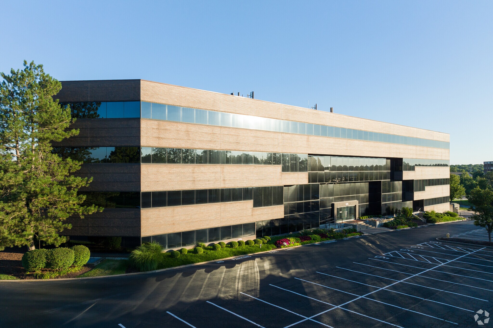 425 S Woods Mill Rd, Town and Country, MO à louer Photo principale– Image 1 sur 6