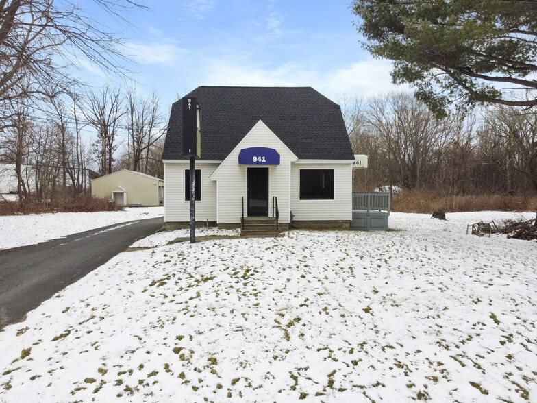 4 Sicker Rd, Latham, NY à vendre - Photo de l’immeuble – Image 2 sur 39