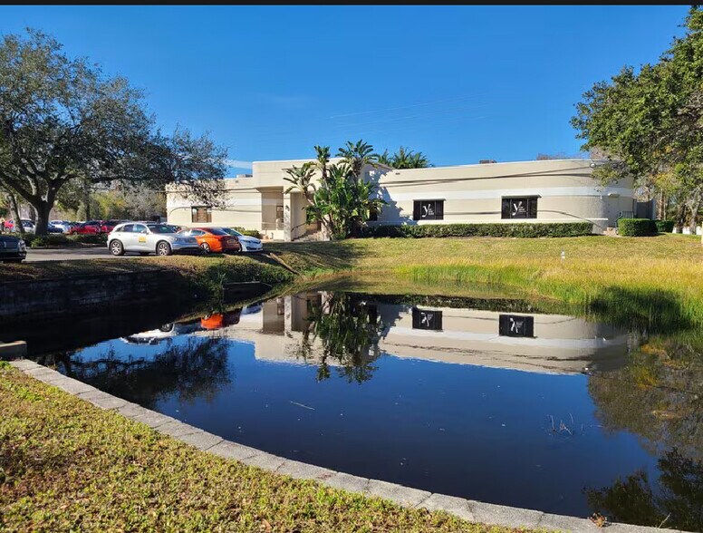 3023 Eastland Blvd, Clearwater, FL à louer - Photo de l’immeuble – Image 2 sur 6