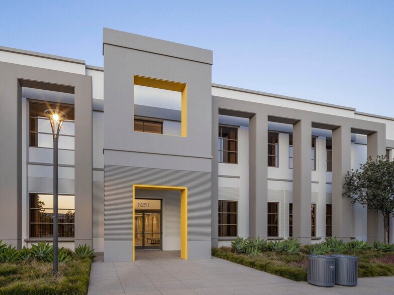 111 Academy Dr, Irvine, CA à louer - Photo de l’immeuble – Image 2 sur 10