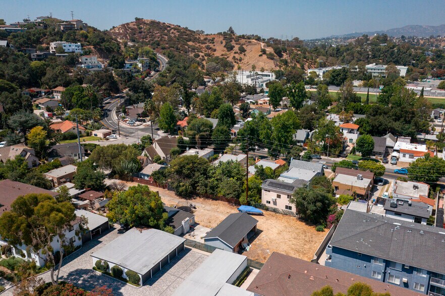 1584 Oak Grove Pl, Los Angeles, CA à vendre - Photo de l’immeuble – Image 3 sur 7