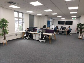 2-4 Oyster Ln, Byfleet à louer Photo de l’immeuble– Image 1 sur 4