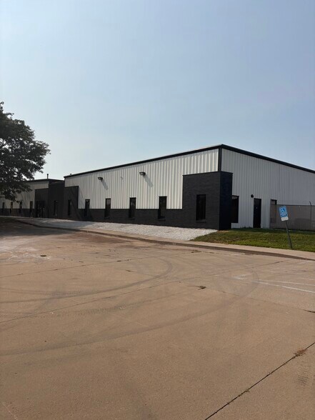 1800 Hull Ave, Des Moines, IA à louer - Photo de l’immeuble – Image 2 sur 34