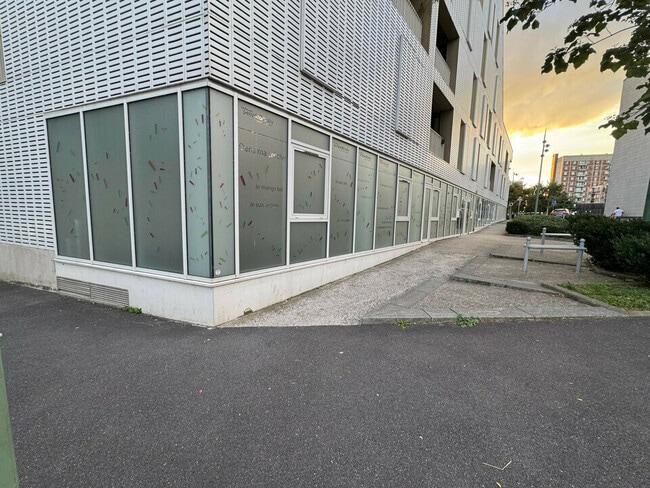 Plus de détails pour Local commercial à louer