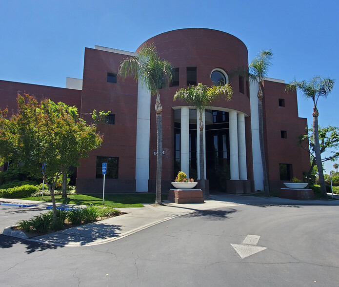 6121 N Thesta St, Fresno, CA à louer - Photo de l’immeuble – Image 1 sur 2