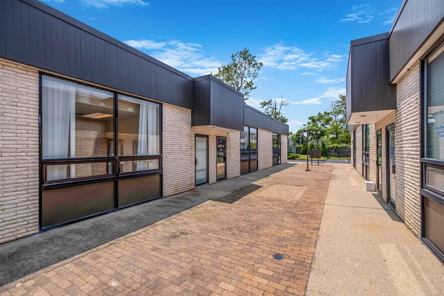 152 Islip Ave, Islip, NY à louer - Photo de l’immeuble – Image 3 sur 3