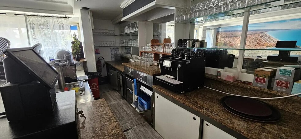 Local commercial dans Saint-Laurent-du-Var à louer - Photo intérieure – Image 2 sur 7