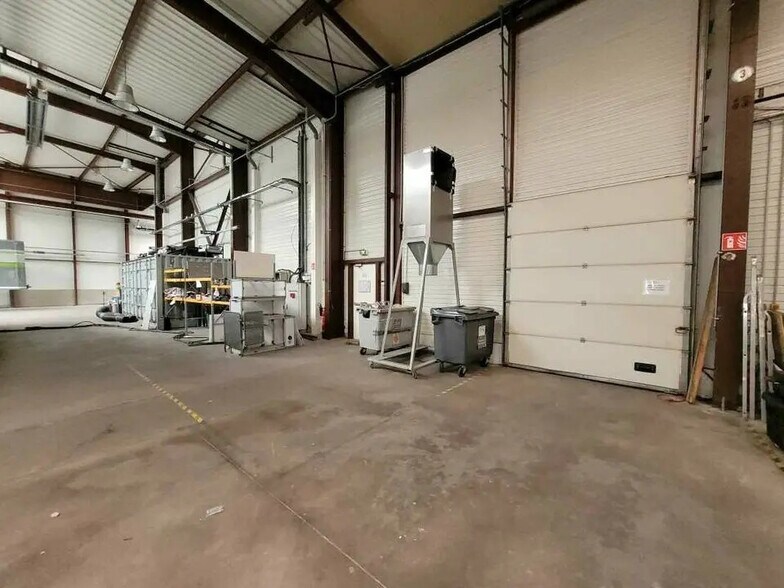 Local d'activités dans Linas à vendre - Photo de l’immeuble – Image 3 sur 11