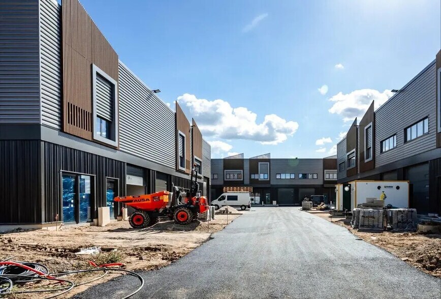 Local d'activités dans Courtry à vendre - Photo de l’immeuble – Image 1 sur 7