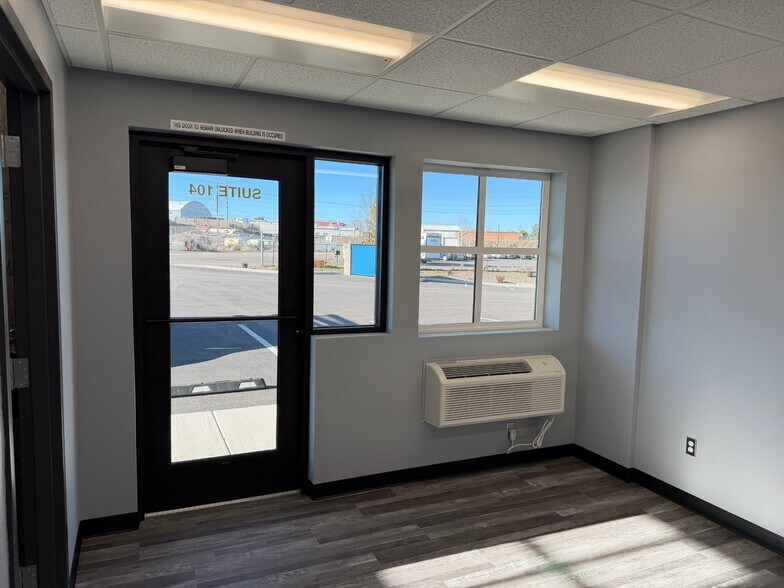 501 SW Veterans Way, Redmond, OR à louer - Photo de l’immeuble – Image 3 sur 9