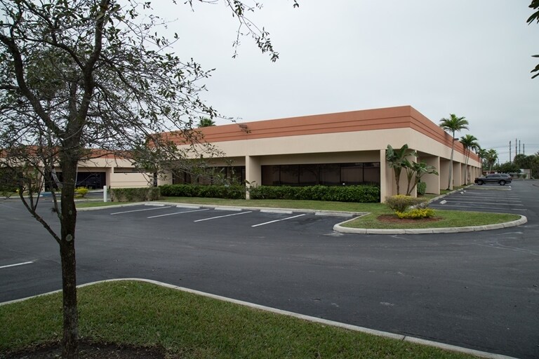 5400 S University Dr, Davie, FL à vendre - Photo de l’immeuble – Image 3 sur 8