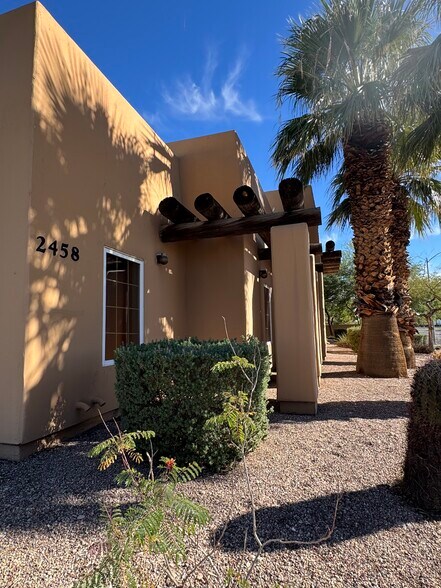 2458 E Russell Rd, Las Vegas, NV à vendre - Photo de l’immeuble – Image 2 sur 11
