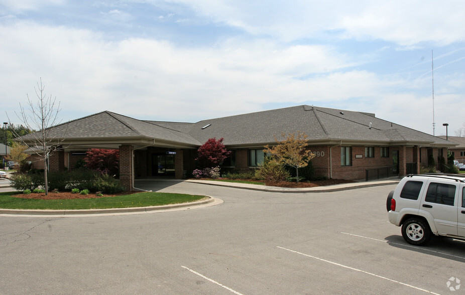 3390 E Jolly Rd, Lansing, MI à louer - Photo principale – Image 1 sur 3