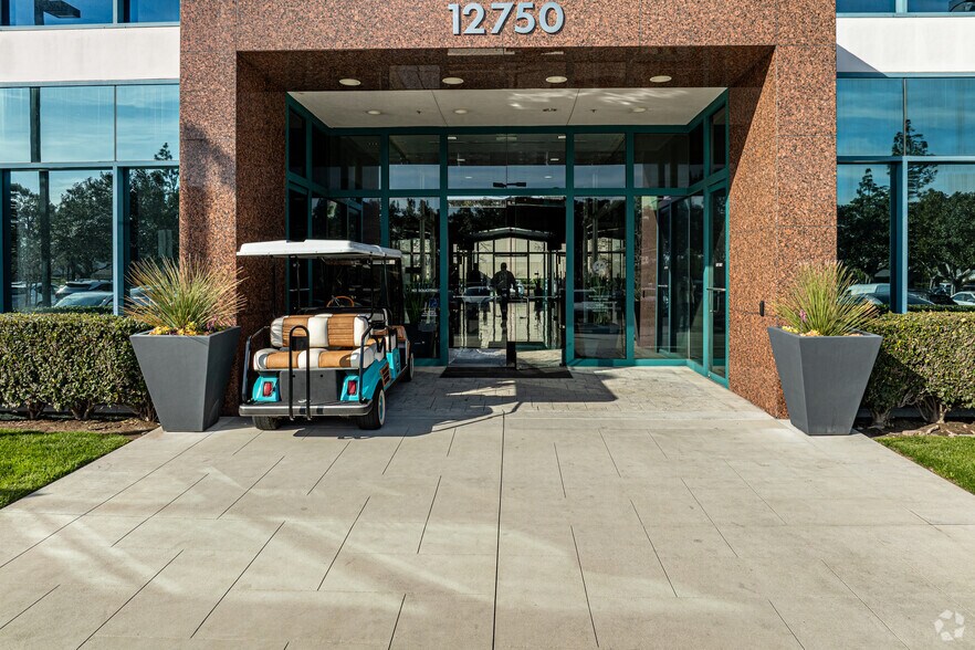 12750 Center Court Dr, Cerritos, CA à louer - Photo de l’immeuble – Image 3 sur 7