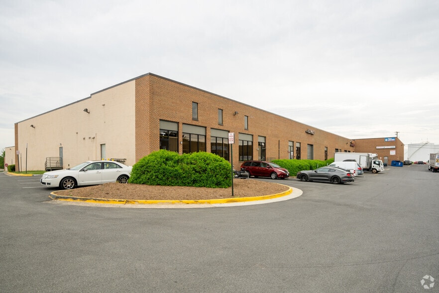 8196 Terminal Rd, Lorton, VA à louer - Photo principale – Image 1 sur 21